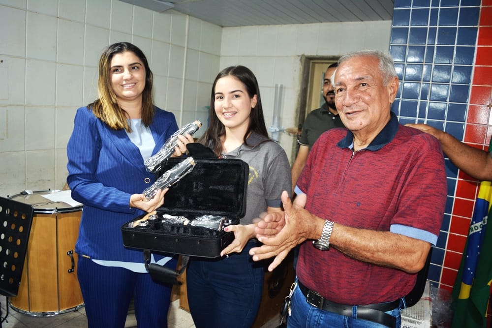 1758301386710543-3 Prefeita Flávia Véras entrega aproximadamente 100 mil reais para a Fila Harmônica