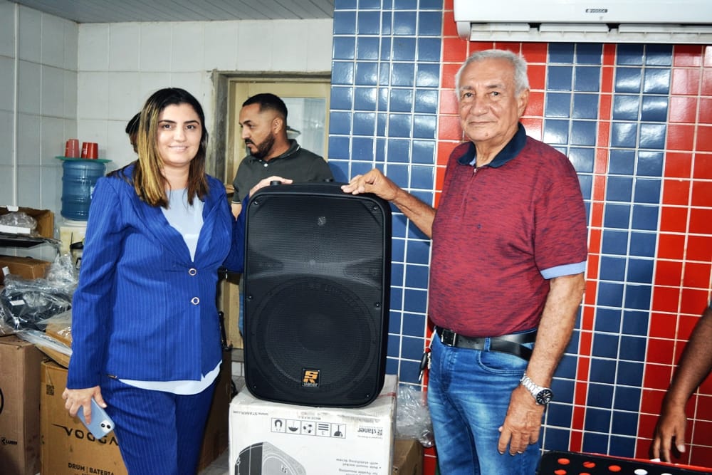 1758301390261152-2 Prefeita Flávia Véras entrega aproximadamente 100 mil reais para a Fila Harmônica