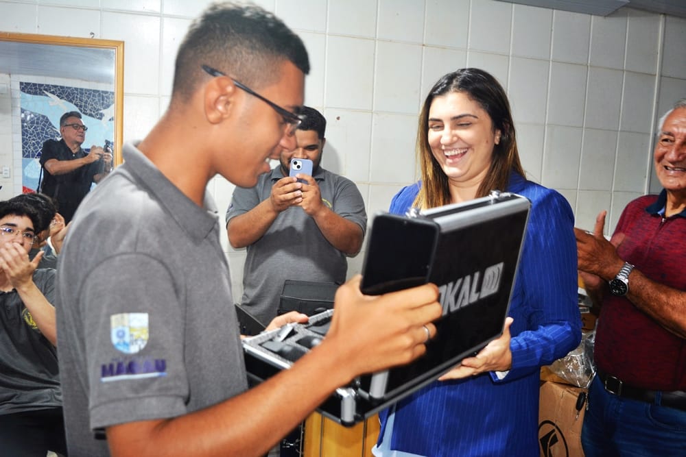 1758301393348579-1 Prefeita Flávia Véras entrega aproximadamente 100 mil reais para a Fila Harmônica